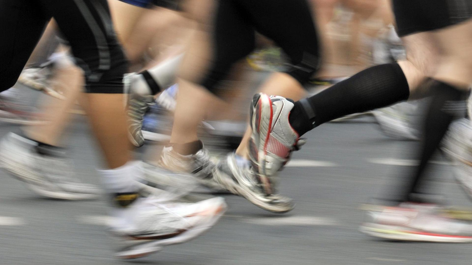 Teilnehmer des 29. Frankfurt Marathon laufen am Sonntag (31.10.2010) durch die Innenstadt von Frankfurt am Main. Insgesamt beteiligten sich nach Veranstalterangaben mehr als 12.000 Läuferinnen und Läuder an dem Sportspektakel, das als ältester deutscher Stadtmarathon gilt. Teilnehmer des 29. Frankfurt Marathon laufen am Sonntag (31.10.2010) durch die Innenstadt von Frankfurt am Main. Insgesamt beteiligten sich nach Veranstalterangaben mehr als 12.000 Läuferinnen und Läuder an dem Sportspektakel, das als ältester deutscher Stadtmarathon gilt.