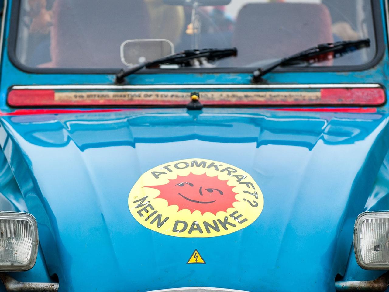 Ein Citroën 2CV, besser bekannt als "Ente", mit einem Aufkleber mit der Aufschrift "Atomkraft? Nein Danke" Ein Citroën 2CV, besser bekannt als "Ente", mit einem Aufkleber mit der Aufschrift "Atomkraft? Nein Danke"