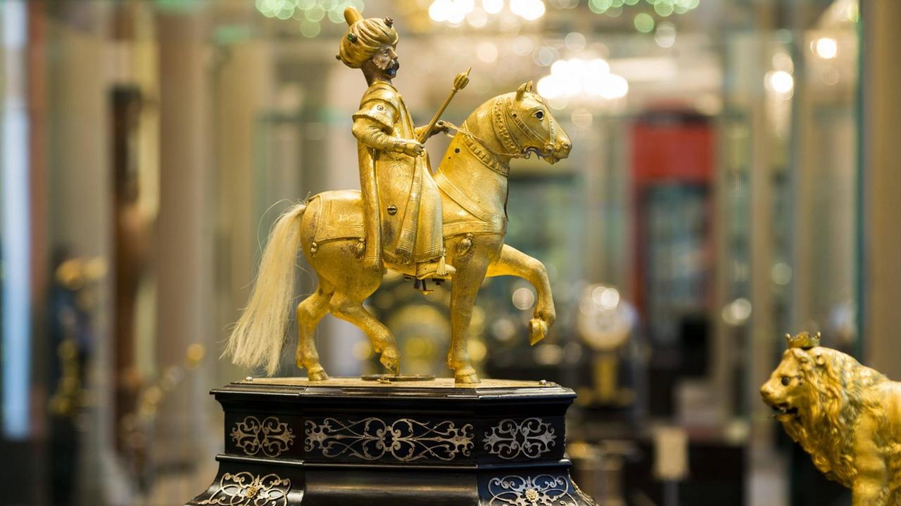 Die Figur eines reitenden osmanischen Paschas auf einer Automatenuhr aus dem 17. Jahrhundert als Ausstellungsstück in einem Museum. Die Figur eines reitenden osmanischen Paschas auf einer Automatenuhr aus dem 17. Jahrhundert als Ausstellungsstück in einem Museum.
