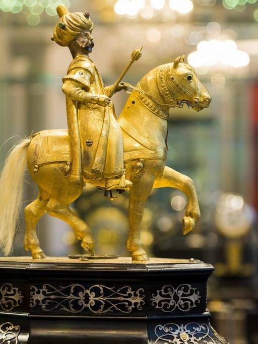 Die Figur eines reitenden osmanischen Paschas auf einer Automatenuhr aus dem 17. Jahrhundert als Ausstellungsstück in einem Museum.