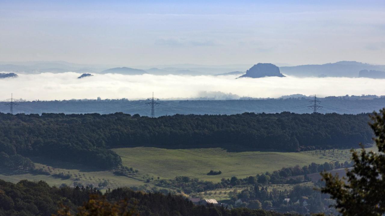 Blick in Richtung Sächsische Schweiz, Bergkuppen schauen aus dem Nebel hervor 