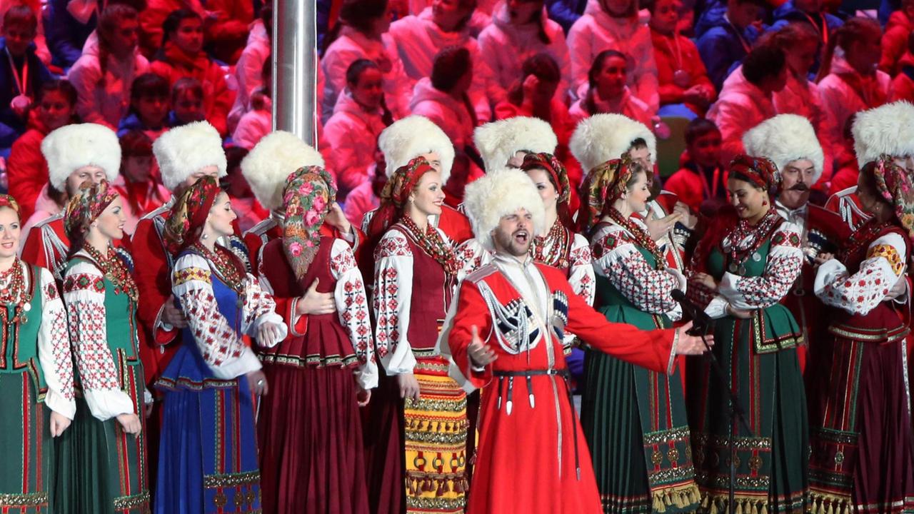 Ein Chor singt bei der Eröffnung der Olympischen Spiele in Sotschi 2014. Ein Chor singt bei der Eröffnung der Olympischen Spiele in Sotschi 2014.