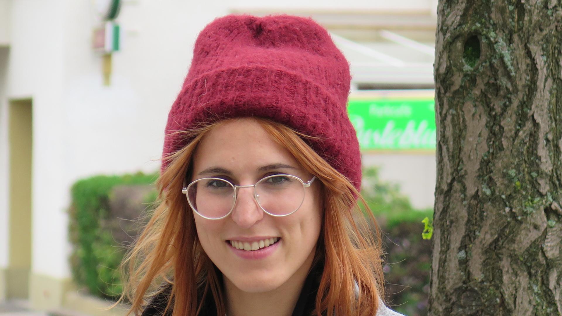 Die deutsche Sängerin Mine alias Jasmin Stocker am Hans-Rosenthal-Platz in Berlin; Aufnahme vom 14. April 2016 Die deutsche Sängerin Mine alias Jasmin Stocker am Hans-Rosenthal-Platz in Berlin; Aufnahme vom 14. April 2016