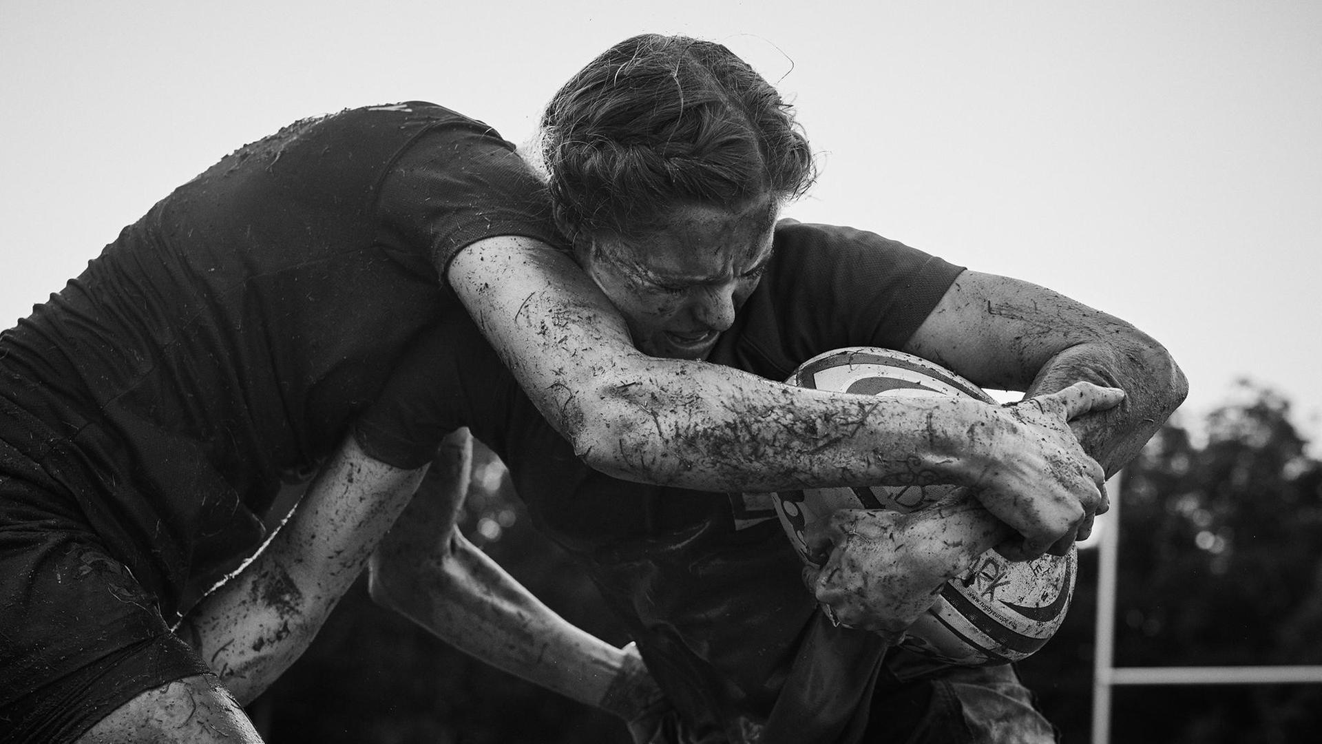 Eine schwarz-weiß Aufnahme rugbyspielender Frauen (Bild: Mindshare Denmark)
