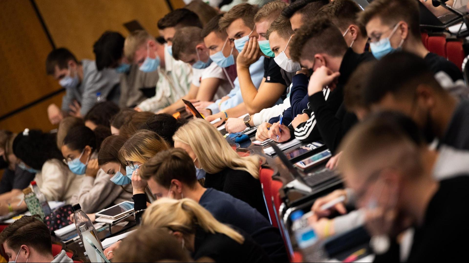 Studierende sitzen in der Vorlesung Mathematik für die Erstsemester des Bachelors Wirtschaftswissenschaften im Audimax in der Universität Hannover.