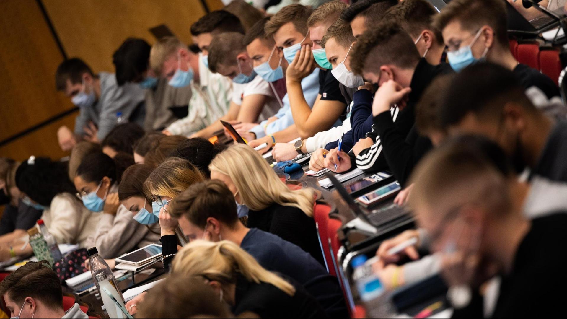 Studierende sitzen in der Vorlesung Mathematik für die Erstsemester des Bachelors Wirtschaftswissenschaften im Audimax in der Universität Hannover. Studierende sitzen in der Vorlesung Mathematik für die Erstsemester des Bachelors Wirtschaftswissenschaften im Audimax in der Universität Hannover.