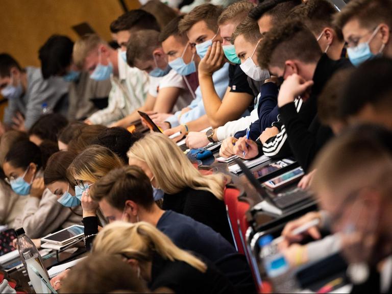 Studierende sitzen in der Vorlesung Mathematik für die Erstsemester des Bachelors Wirtschaftswissenschaften im Audimax in der Universität Hannover.
