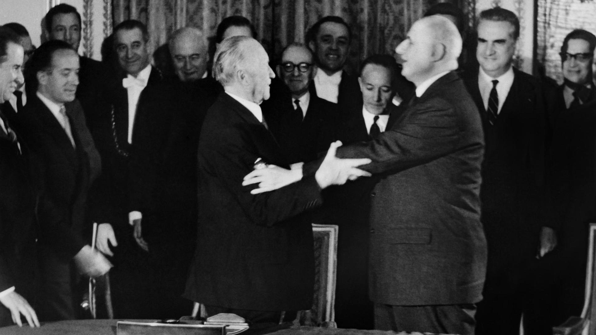 22. Januar 1963: Frankreichs Präsident Charles de Gaulle (r.) und Bundeskanzler Konrad Adenauer nach der Unterzeichnung im Élysée-Palast. 22. Januar 1963: Frankreichs Präsident Charles de Gaulle (r.) und Bundeskanzler Konrad Adenauer nach der Unterzeichnung im Élysée-Palast.