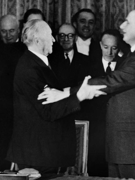22. Januar 1963: Frankreichs Präsident Charles de Gaulle (r.) und Bundeskanzler Konrad Adenauer nach der Unterzeichnung im Élysée-Palast.