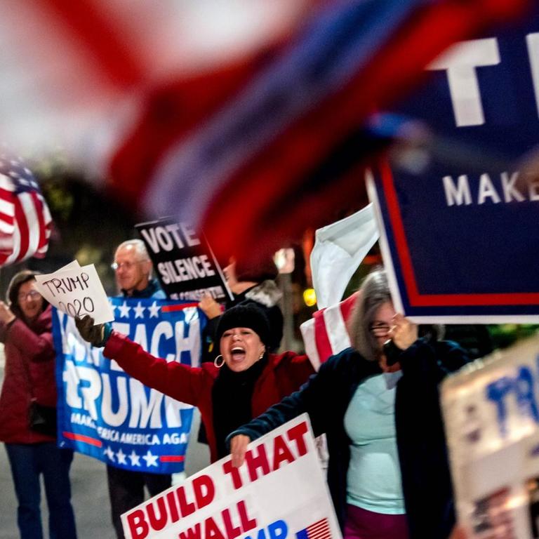 Demonstranten protestieren mit Plakaten gegen das Amtsenthebungsverfahren gegen US-Präsident Trump