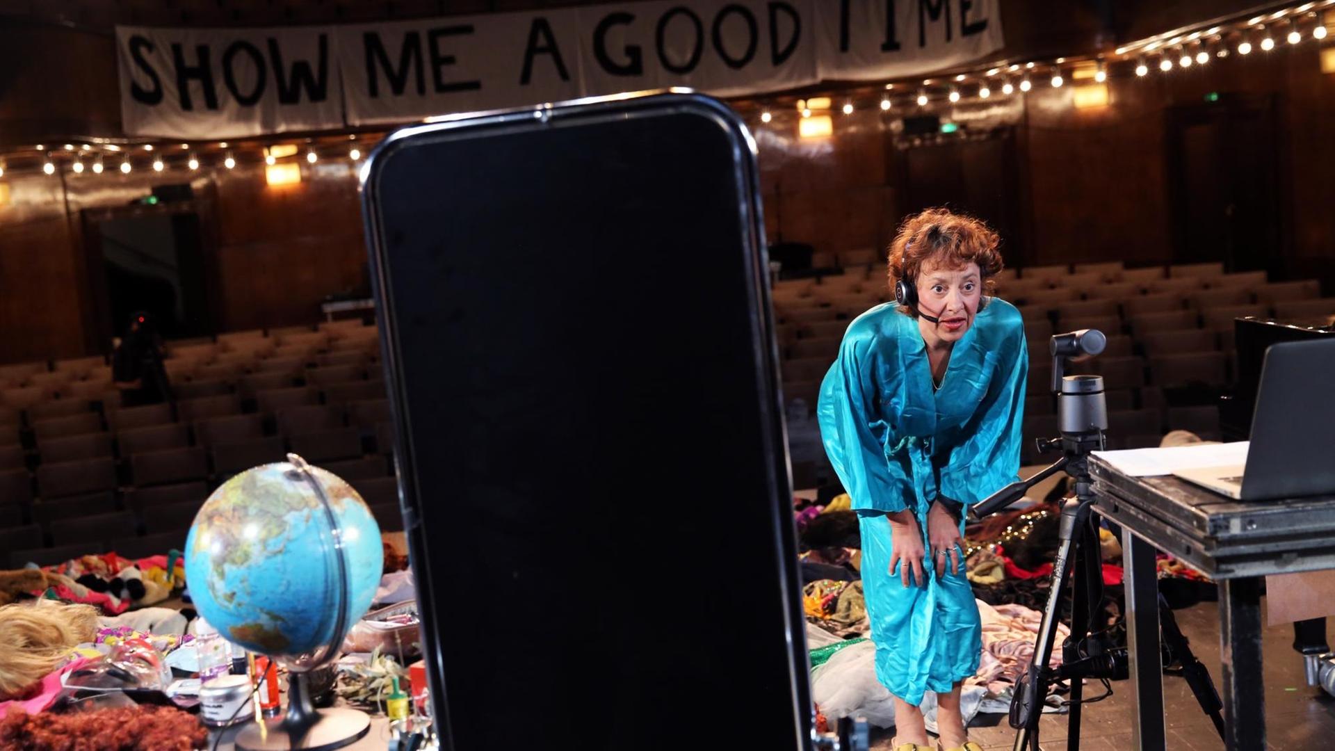 Szene aus "Show me a good time". Szene aus "Show me a good time".