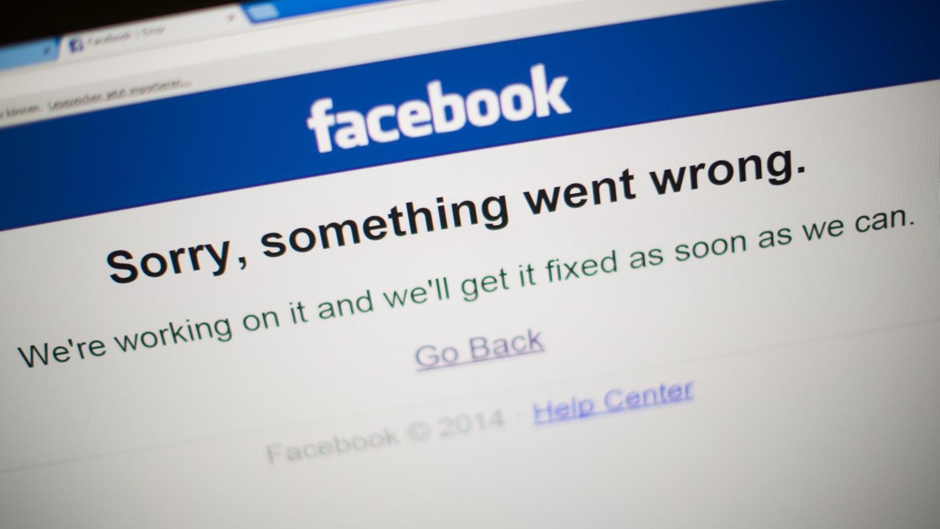Der Schriftzug "Sorry, something went wrong." ist am 24.09.2015 in Berlin auf einem Computerbildschirm mit der Website von Facebook zu sehen. Der Schriftzug "Sorry, something went wrong." ist am 24.09.2015 in Berlin auf einem Computerbildschirm mit der Website von Facebook zu sehen.