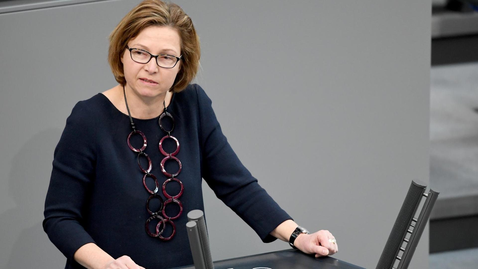 Bettina Margarethe Wiesmann (CDU), spricht bei der 83. Sitzung des Bundestags zur Weiterentwicklung der Kinder- und Jugendhilfe. Bettina Margarethe Wiesmann (CDU), spricht bei der 83. Sitzung des Bundestags zur Weiterentwicklung der Kinder- und Jugendhilfe.