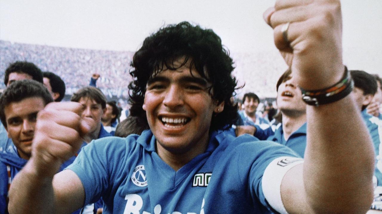 Diego Maradona jubelt nach einem Spiel in Neapel. Diego Maradona jubelt nach einem Spiel in Neapel.