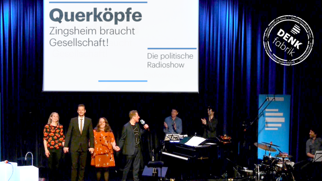 Die Teilnehmer von Zinsgheim braucht Gesellschaft stehen alle zusammen auf der Bühne