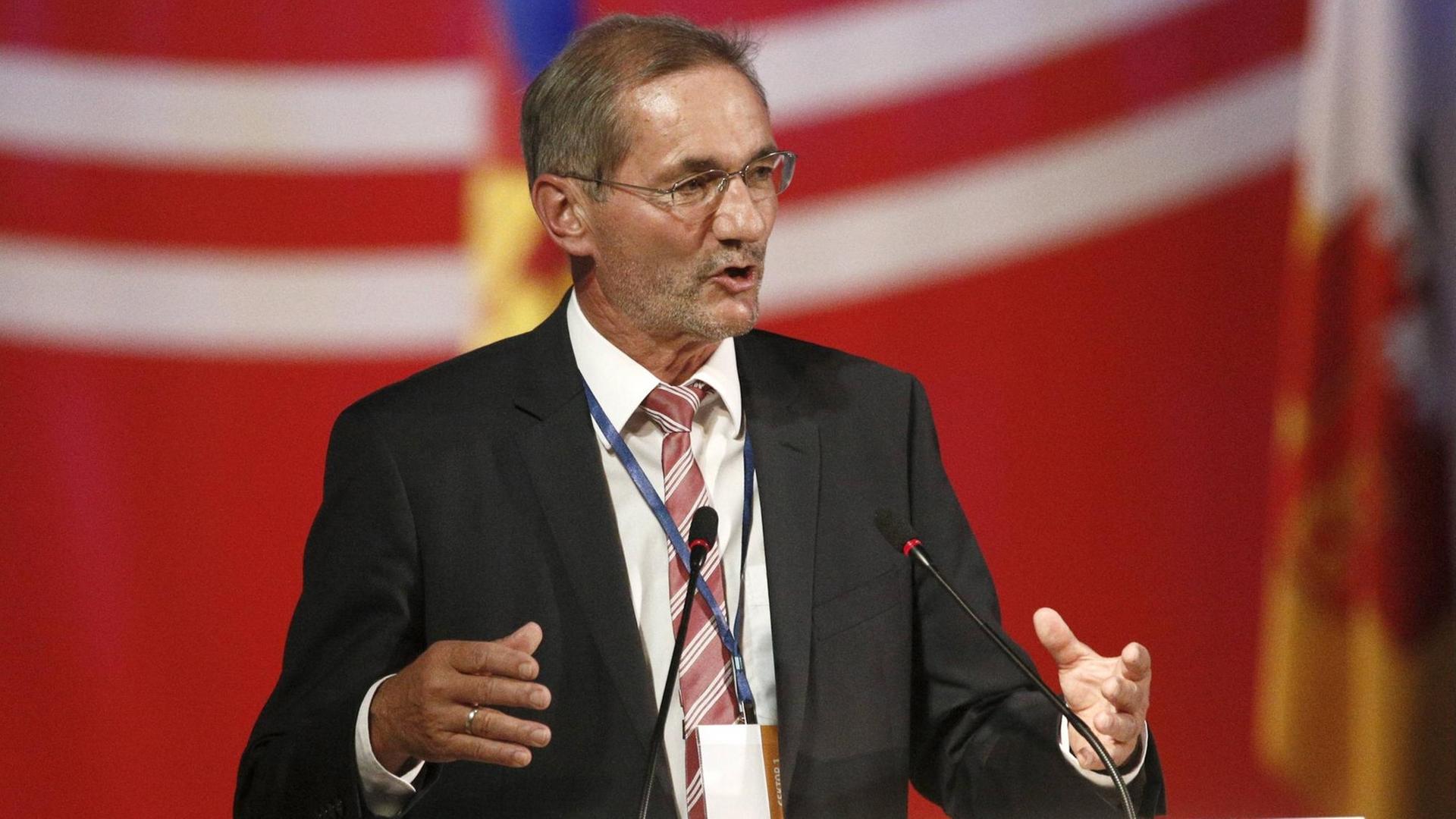 Matthias Platzeck, Vorstandsvorsitzender des deutsch-russsichen Forums, am rednerpult bei einer Veranstaltung in Krasnodar. Matthias Platzeck, Vorstandsvorsitzender des deutsch-russsichen Forums, am rednerpult bei einer Veranstaltung in Krasnodar.