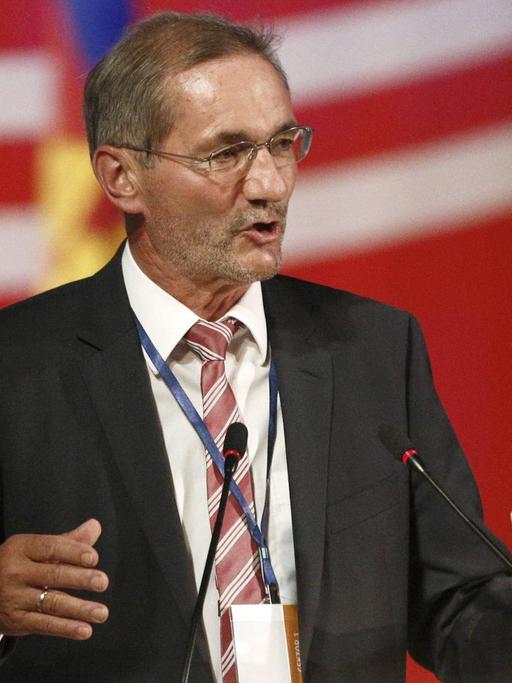 Matthias Platzeck, Vorstandsvorsitzender des deutsch-russsichen Forums, am rednerpult bei einer Veranstaltung in Krasnodar.