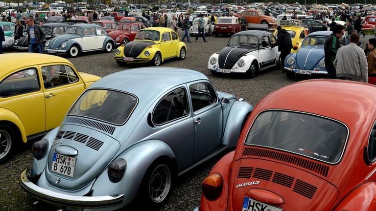 Verschiedene VW Käfer-Modelle sind am 01.05.2013 auf dem Mai-Käfertreffen in Hannover (Niedersachsen) zu sehen. Verschiedene VW Käfer-Modelle sind am 01.05.2013 auf dem Mai-Käfertreffen in Hannover (Niedersachsen) zu sehen.
