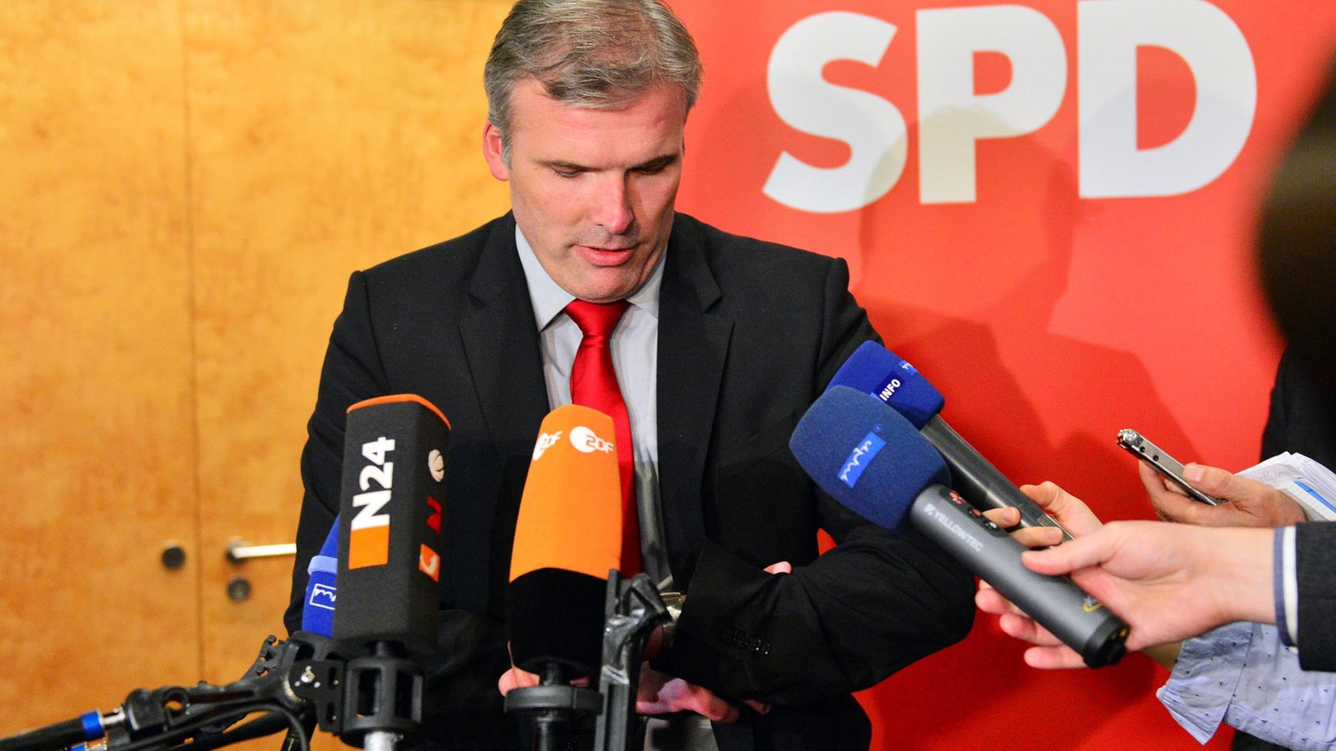Nach der Vorstandssitzung der Thüringer Sozialdemokraten verkündet der designierte Thüringer SPD-Landeschef, Erfurts Oberbürgermeister Andreas Bausewein (SPD), am 20.10.2014 in Erfurt (Thüringen) das Ergebnis der Abstimmung. Der erweiterte Landesvorstand gab einstimmig eine Koalitionsempfehlung für Rot-Rot-Grün ab. Nach der Vorstandssitzung der Thüringer Sozialdemokraten verkündet der designierte Thüringer SPD-Landeschef, Erfurts Oberbürgermeister Andreas Bausewein (SPD), am 20.10.2014 in Erfurt (Thüringen) das Ergebnis der Abstimmung. Der erweiterte Landesvorstand gab einstimmig eine Koalitionsempfehlung für Rot-Rot-Grün ab.