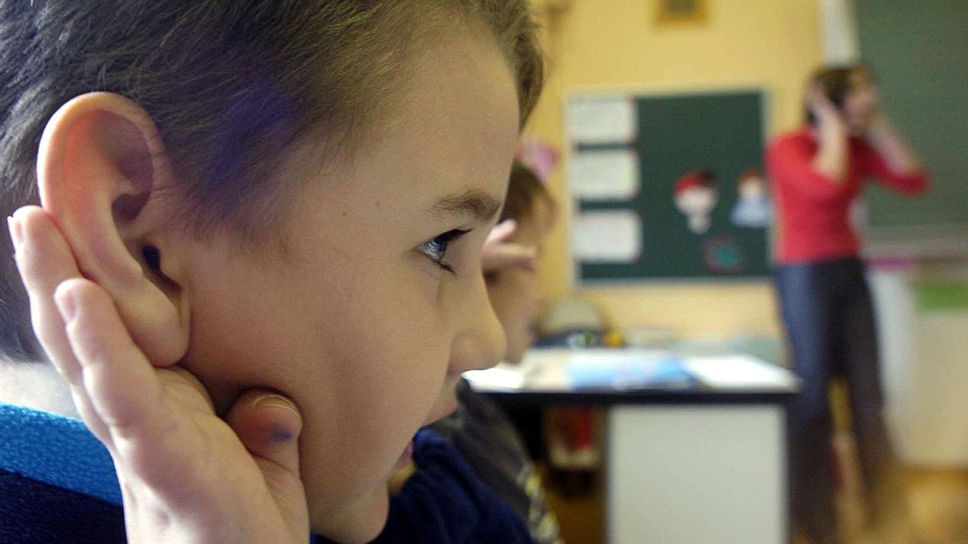 Lärm im Klassenzimmer - Gesundheitsexperte: Schulen müssen Problem ...