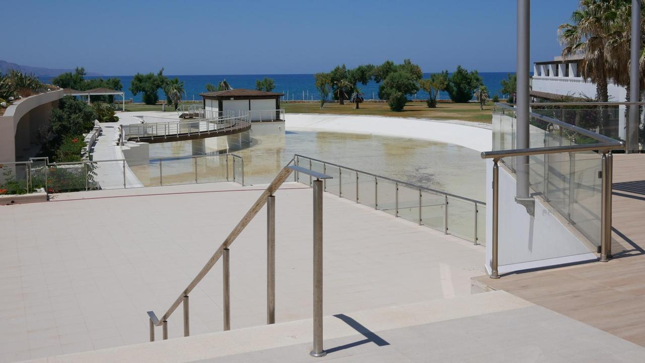 Leerer Pool im Cavo Spada Resort auf Kreta Leerer Pool im Cavo Spada Resort auf Kreta