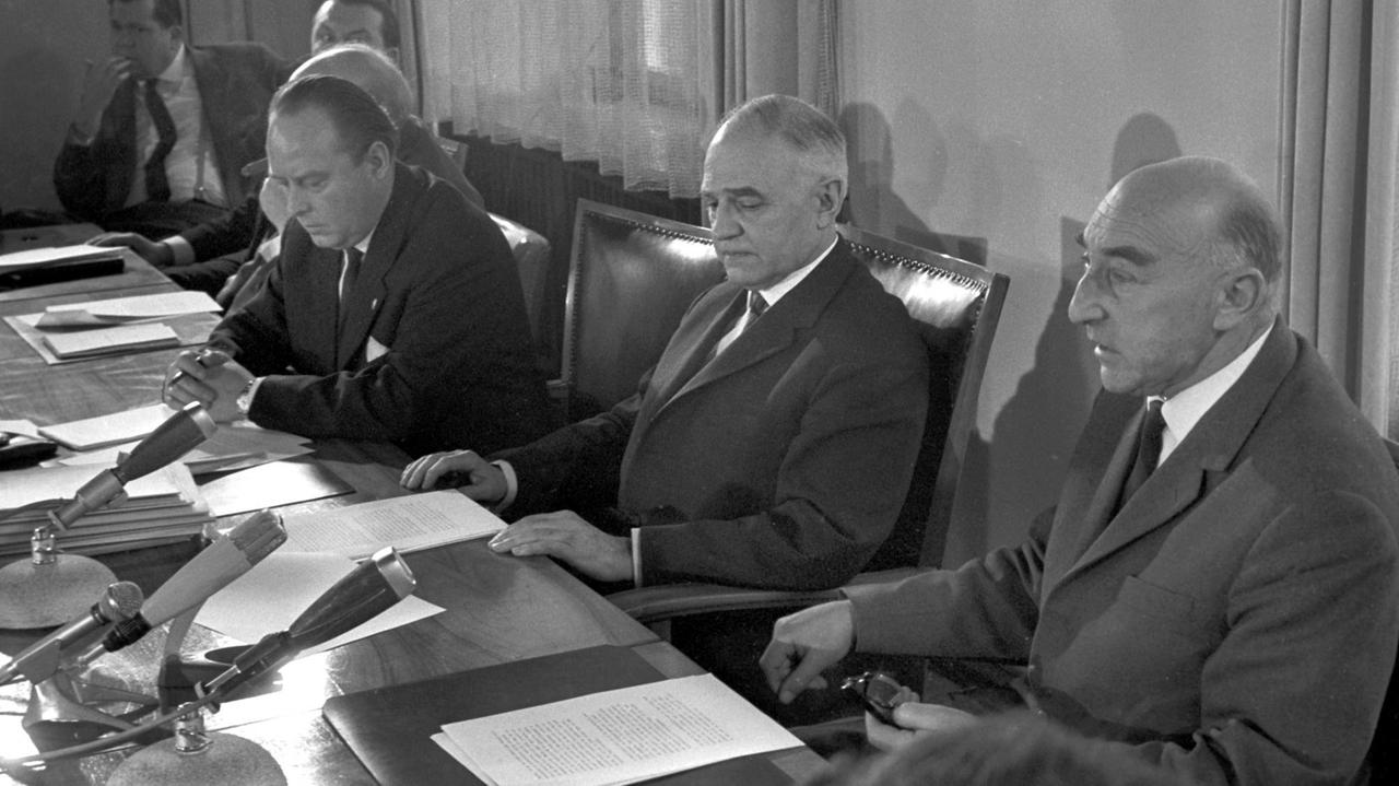 Oberstaatsanwalt Erwin Schüle, Justizminister Dr. Wolfgang Haussmann und der Vorsitzende der Landespressekonferenz Heinz Stabe während der Pressekonferenz. Oberstaatsanwalt Erwin Schüle, Justizminister Dr. Wolfgang Haussmann und der Vorsitzende der Landespressekonferenz Heinz Stabe während der Pressekonferenz.