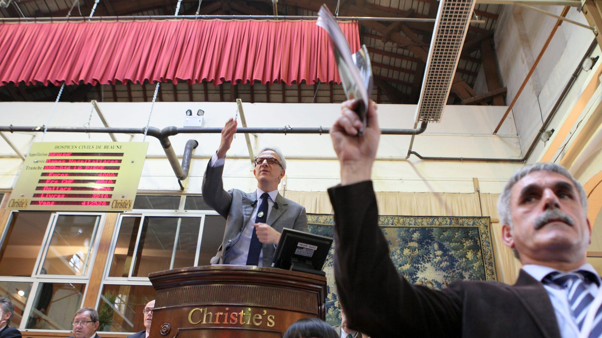 Gebote werden entgegen genommen während einer Auktion des Kunstauktionshaus Christie's in Frankreich. Gebote werden entgegen genommen während einer Auktion des Kunstauktionshaus Christie's in Frankreich.