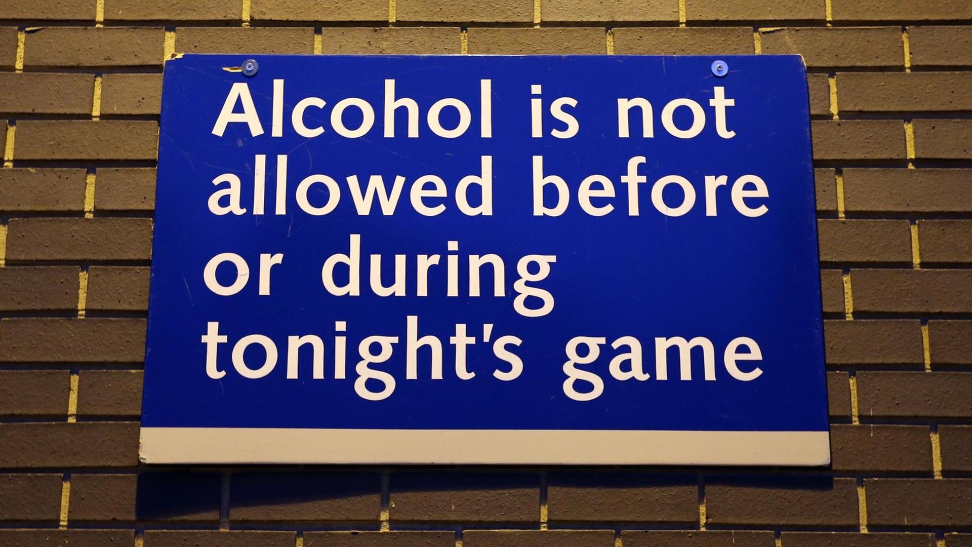 Ein Hinweisschild unterstreicht das Alkoholverbot im Stadion des FC Chelsea an der Stamford Bridge in London. Ein Hinweisschild unterstreicht das Alkoholverbot im Stadion des FC Chelsea an der Stamford Bridge in London.