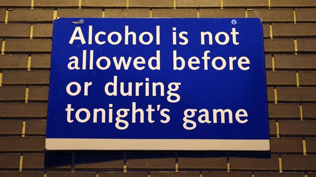 Ein Hinweisschild unterstreicht das Alkoholverbot im Stadion des FC Chelsea an der Stamford Bridge in London.