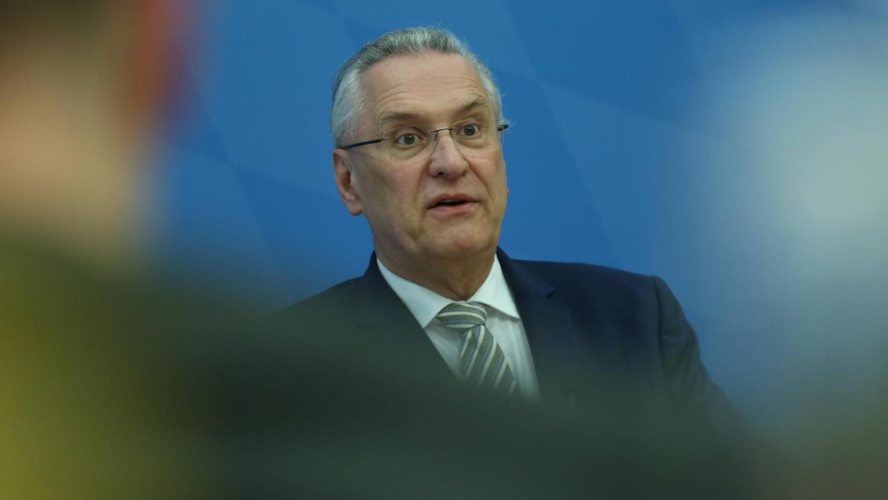Porträtaufnahme des bayerischen Innenministers Joachim Herrmann vom März 2018. Porträtaufnahme des bayerischen Innenministers Joachim Herrmann vom März 2018.