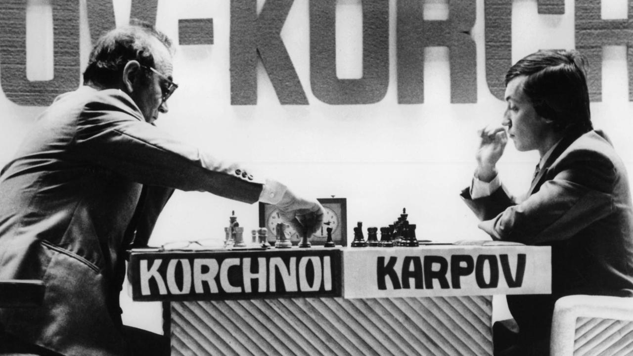 Die Schachspieler Anatoli Karpow (rechts) und Viktor Kortschnoi sitzen bei der Schach-WM 1978 am Wettkampftisch.