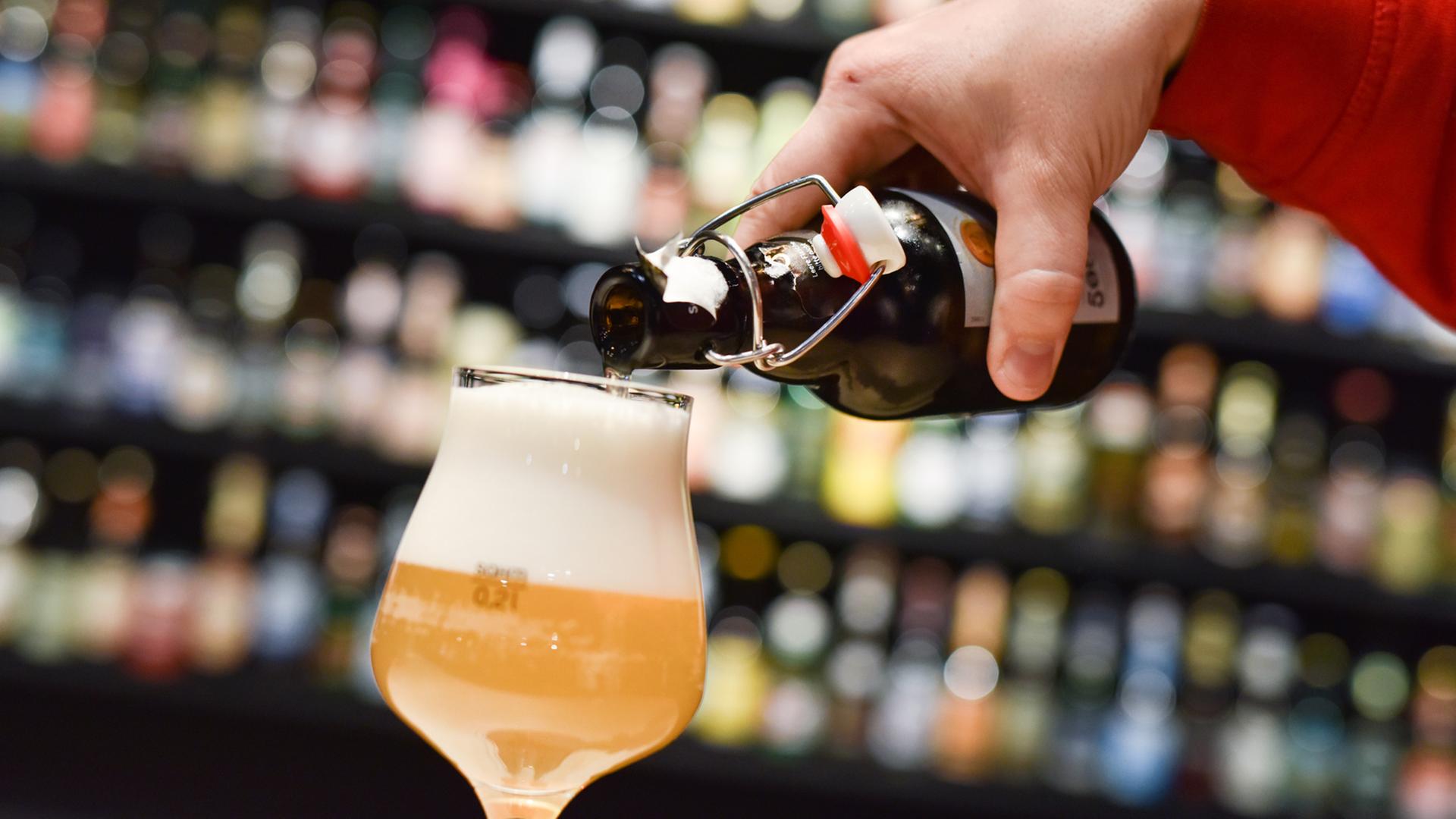 Ein naturtrübes Pils wird am 16.02.2016 in Mannheim im Technoseum in der Ausstellung "Bier. Braukunst und 500 Jahre deutsches Reinheitsgebot" von einer Bierflasche in ein Bierglas geschüttet. Ein naturtrübes Pils wird am 16.02.2016 in Mannheim im Technoseum in der Ausstellung "Bier. Braukunst und 500 Jahre deutsches Reinheitsgebot" von einer Bierflasche in ein Bierglas geschüttet.