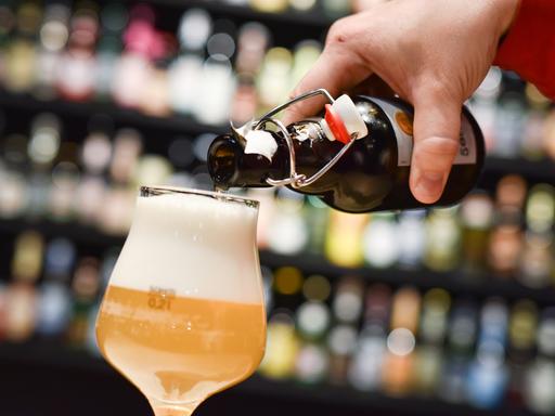 Ein naturtrübes Pils wird am 16.02.2016 in Mannheim im Technoseum in der Ausstellung "Bier. Braukunst und 500 Jahre deutsches Reinheitsgebot" von einer Bierflasche in ein Bierglas geschüttet.