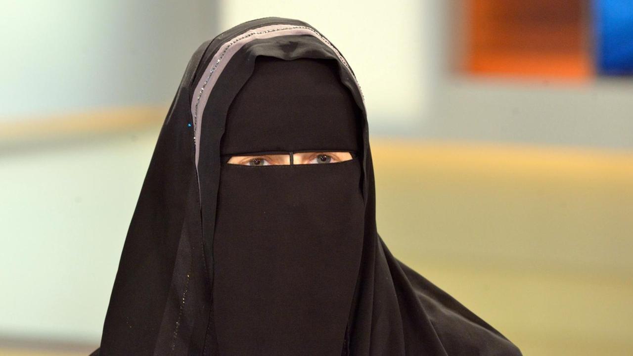 Nora Illi, Frauenbeauftragte des "Islamischen Zentralrats Schweiz" Nora Illi, Frauenbeauftragte des "Islamischen Zentralrats Schweiz"