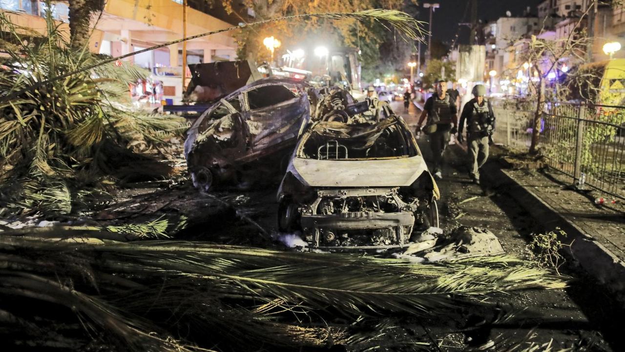 Israelisches Militär neben ausgebrannten Autos auf der Strasse nach dem Raktenbeschuss in Holon bei Tel Aviv, 11. Mai 2021. Israelisches Militär neben ausgebrannten Autos auf der Strasse nach dem Raktenbeschuss in Holon bei Tel Aviv, 11. Mai 2021.