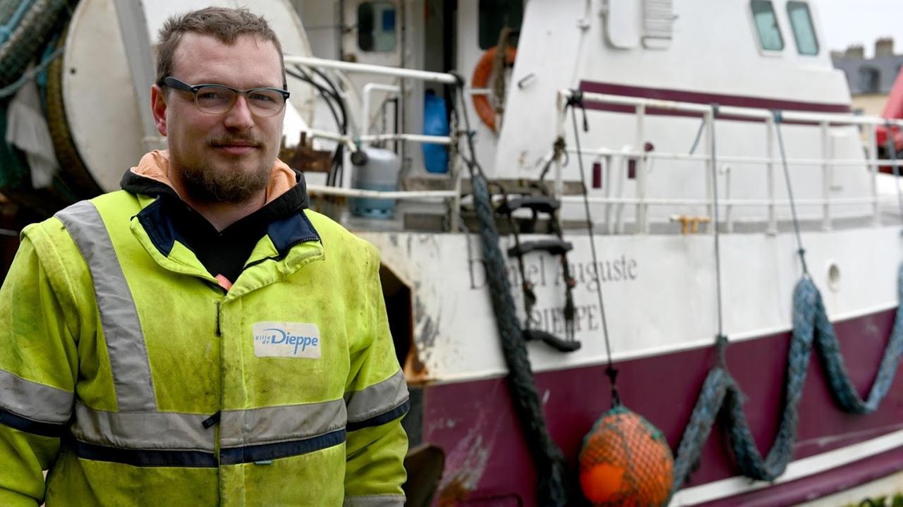 Der 30-jährige Fischer Loic Marguerie vor seinem Boot, der "Daniel Auguste" Der 30-jährige Fischer Loic Marguerie vor seinem Boot, der "Daniel Auguste"