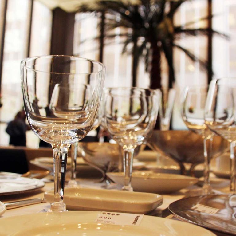 Gläser und Teller stehen am 20.07.2016 auf einem Tisch des "Grill Rooms" im Restaurants "Four Seasons" in New York (USA).