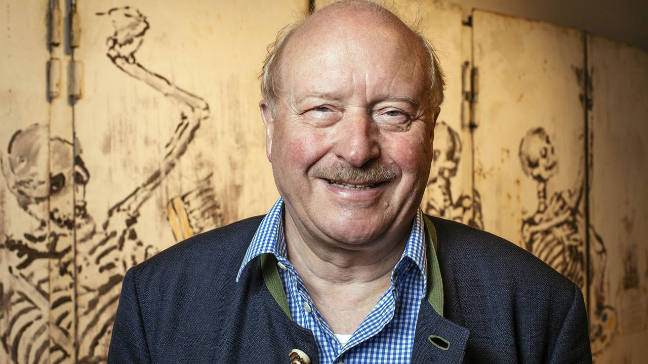 Konrad Adenauer bei der Vernissage am 20.5.2016 zur Ausstellung Heavy Metal von Thomas Baumgärtel, vor dem Werk Totentanz der Künstler in der Galerie 30works in Köln Konrad Adenauer bei der Vernissage am 20.5.2016 zur Ausstellung Heavy Metal von Thomas Baumgärtel, vor dem Werk Totentanz der Künstler in der Galerie 30works in Köln