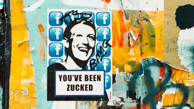 Ein Sticker mit dem Facebook Logo und dem Gesicht Mark Zuckerbergs, darunter „You've been zucked”.