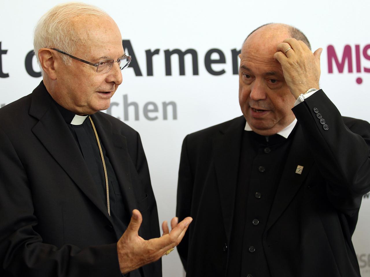 Der Vorsitzende des Rates der evangelischen Kirche in Deutschland, Nikolaus Schneider (r) und der Vorsitzende der Deutschen Bischofskonferenz, Robert Zollitsch.
