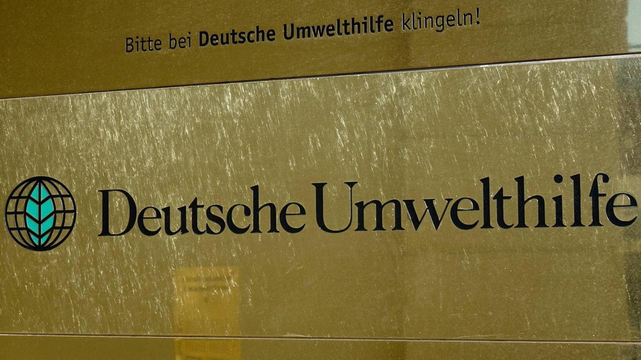 Das Logo der Deutschen Umwelthilfe an der Geschäftsstelle in Berlin