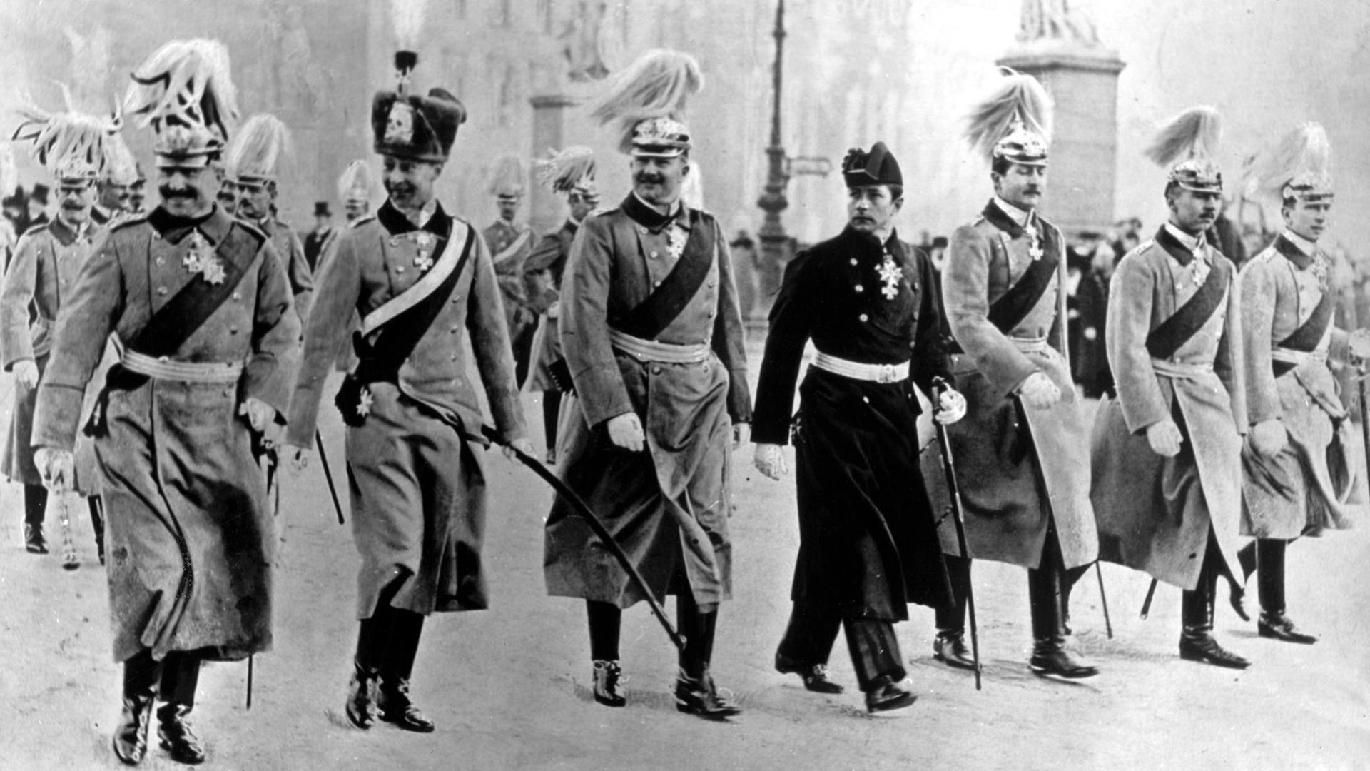 Kaiser Wilhelm II. mit seinen Söhnen. L-r) Kaiser Wilhelm II., Kronprinz Wilhelm, Prinz Eitel Friedrich, Prinz Adalbert, Prinz August Wilhelm, Prinz Oskar und Prinz Joachim in Uniform. (Undatierte Aufnahme). Der letzte deutsche Kaiser wurde am 27. Januar 1859 in Berlin geboren und ist am 4. Juni 1941 in Haus Doorn gestorben. Kaiser Wilhelm II. mit seinen Söhnen. L-r) Kaiser Wilhelm II., Kronprinz Wilhelm, Prinz Eitel Friedrich, Prinz Adalbert, Prinz August Wilhelm, Prinz Oskar und Prinz Joachim in Uniform. (Undatierte Aufnahme). Der letzte deutsche Kaiser wurde am 27. Januar 1859 in Berlin geboren und ist am 4. Juni 1941 in Haus Doorn gestorben.