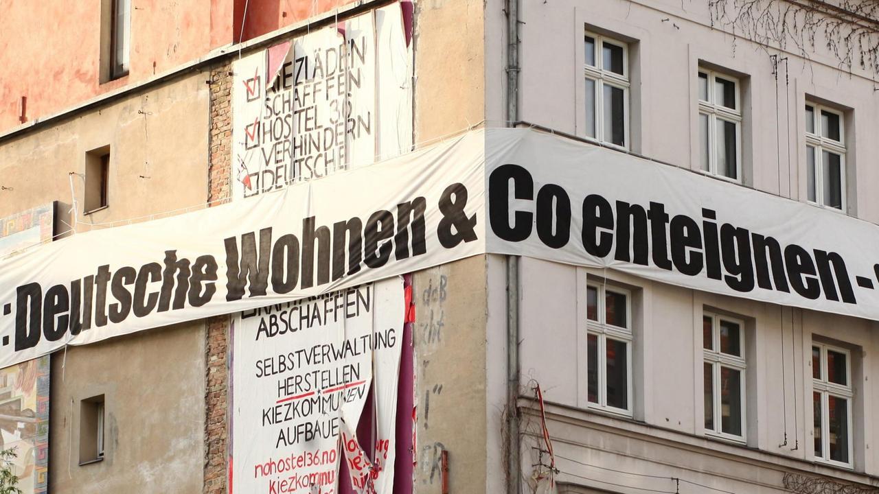 28.04.2019, Berlin: Ein riesiges Transparent mit der Aufschrift "D...</p>

                        <a href=
