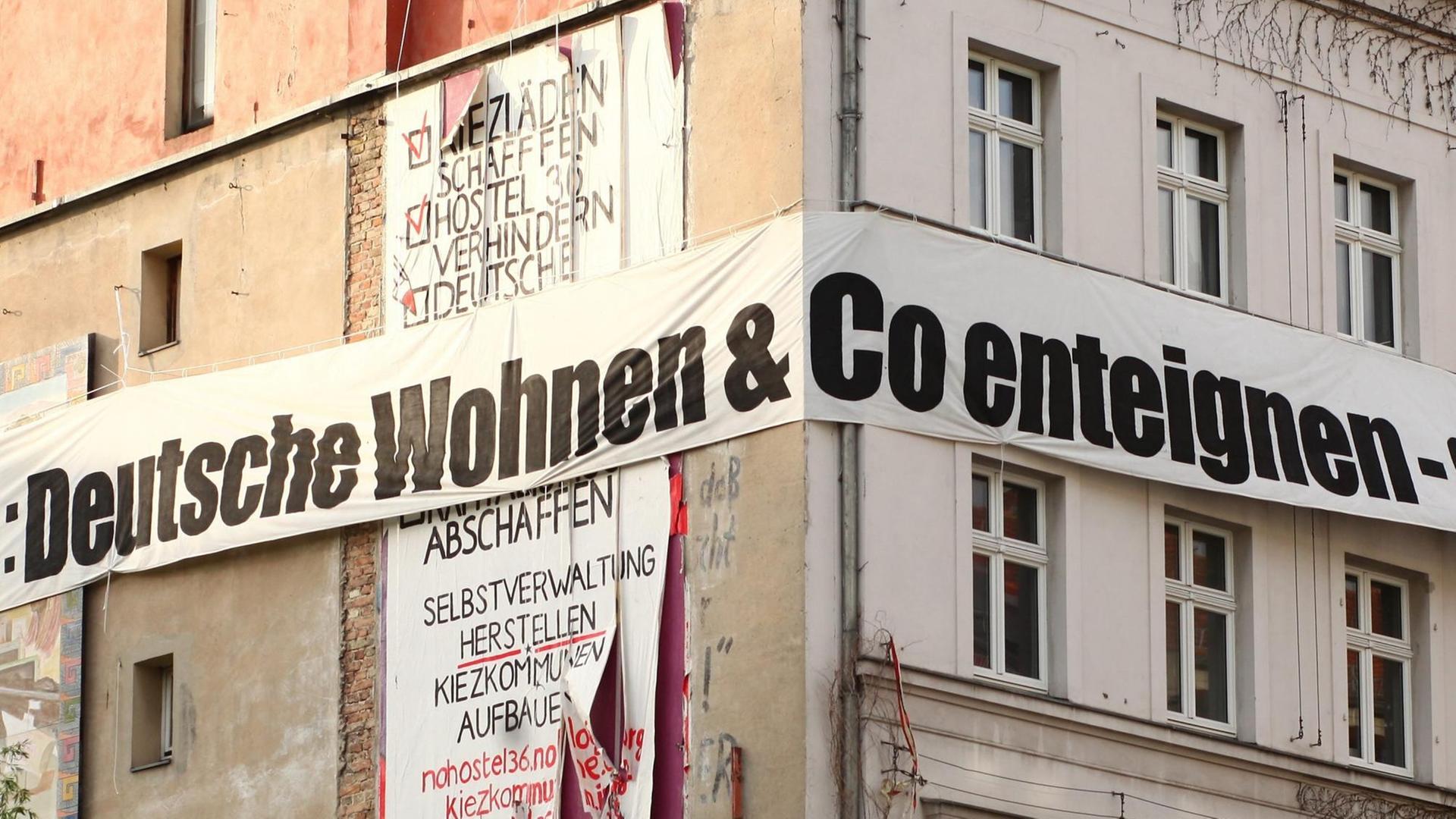 28.04.2019, Berlin: Ein riesiges Transparent mit der Aufschrift "Deutsche Wohnen & Co. enteignen" hängt in Kreuzberg an einem Haus. Foto: Wolfram Steinberg/dpa 28.04.2019, Berlin: Ein riesiges Transparent mit der Aufschrift "Deutsche Wohnen & Co. enteignen" hängt in Kreuzberg an einem Haus. Foto: Wolfram Steinberg/dpa
