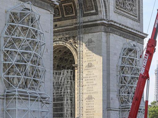 Vorbereitungen für die Verhüllung des Pariser Triumphbogens als posthume Ehrung des Künstlerpaars Christo und Jeanne Claude.
