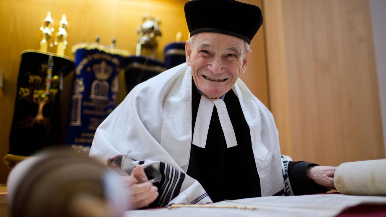 William Wolff, Rabbiner in Mecklenburg-Vorpommern, liest am 16. Januar 2014 aus der ausgebreiteten Tora in der neuen Synagoge von Schwerin. Der 86-jährige wurde am 27. Januar 2014, dem Tag des Holocaust-Gedenkens, zum Ehrenbürger der Landeshauptstadt ernannt. William Wolff, Rabbiner in Mecklenburg-Vorpommern, liest am 16. Januar 2014 aus der ausgebreiteten Tora in der neuen Synagoge von Schwerin. Der 86-jährige wurde am 27. Januar 2014, dem Tag des Holocaust-Gedenkens, zum Ehrenbürger der Landeshauptstadt ernannt.