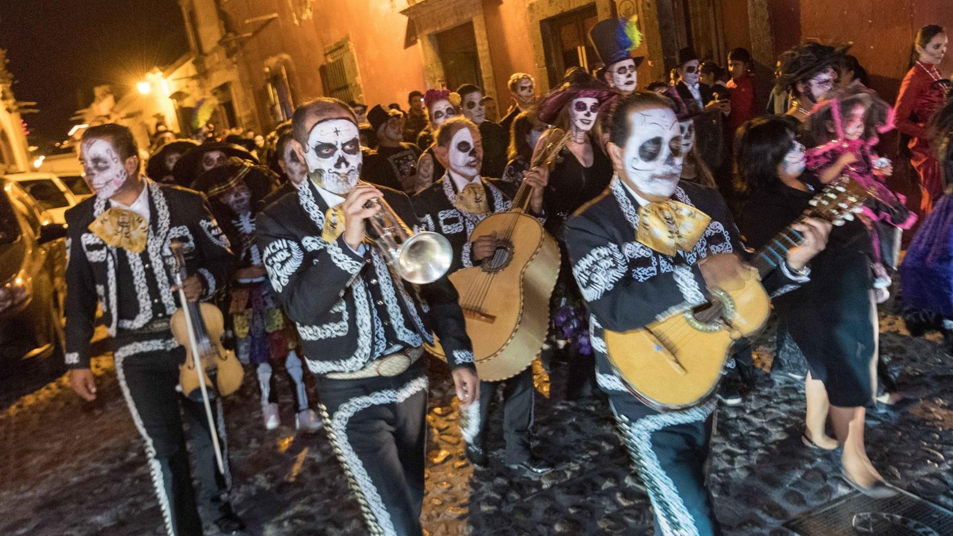 Musiker mit Totenkopfmasken. Musiker mit Totenkopfmasken.