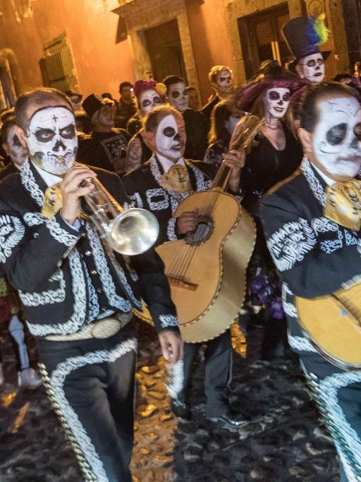 Musiker mit Totenkopfmasken.