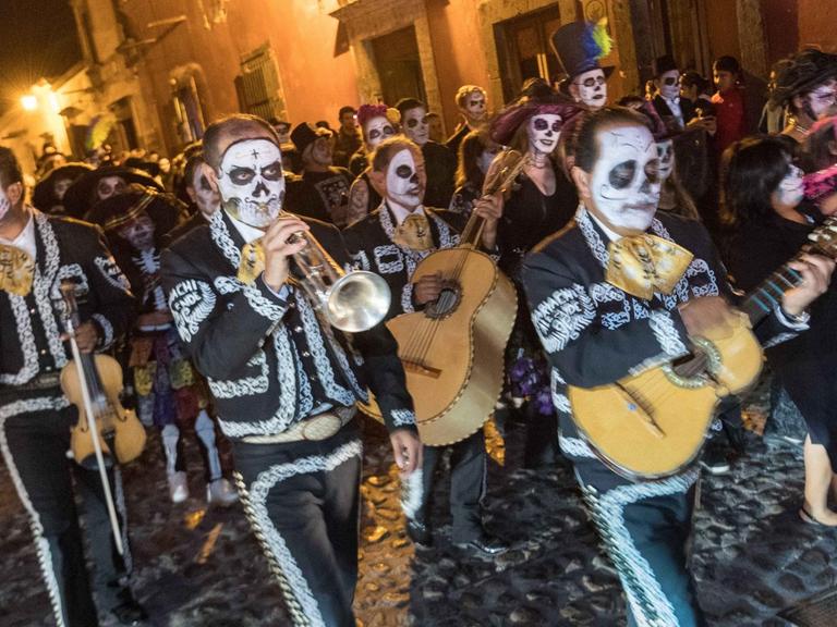 Musiker mit Totenkopfmasken.