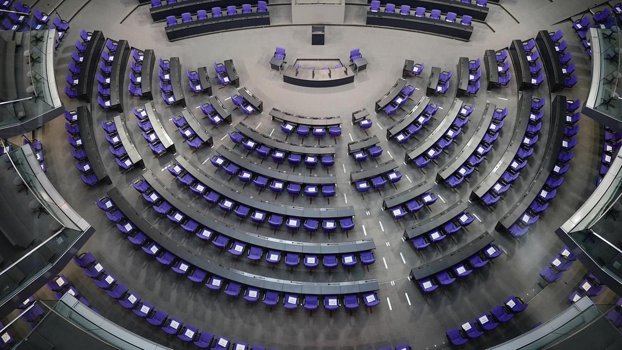 Blick in den leeren Plenarsaal des Deutschen Bundestags.